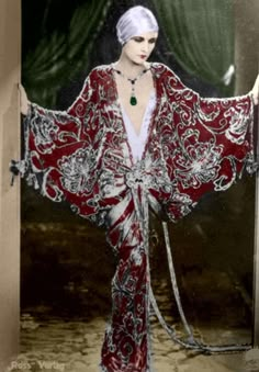 Evelyn Brent. Colorized by Luiz Adams. Old Fashioned Clothes, 1920 Style, Style Année 20, 1920s Fashion Women, 1920 Fashion, Mode Kimono, Deco Fashion, Look Retro, 20s Fashion