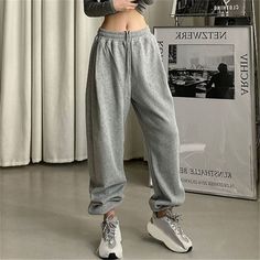 These Baggy Casual Jogging Sweatpants for Women are perfect for your everyday look. They feature a pleated front and a high waist for a comfortable fit. The solid pattern and pockets provide added decoration, while the drawstring closure ensures a secure fit. Made of Polyester fabric, these sweatpants have a medium stretch elasticity and are loose-fitting, offering a plush style. Specification: Front Style: Pleated Waist Type: High Pattern Type: Solid Decoration: Pockets Closure Type: Drawstring Winter Full Length Bottoms For Leisure, Full Length Bottoms For Leisure In Winter, Winter High-waisted Sweatpants, Baggy Winter Sweatpants, Casual High-waisted Sweatpants For Winter, Solid Color Leisure Pants For Fall, Baggy High-waist Joggers With Elastic Waistband, High Waist Baggy Joggers With Elastic Waistband, Bottoms With Pockets For Leisure In Fall