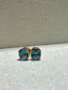 Elevate your everyday style with these joyful London Blue Topaz studs with a mix bezel & prong set, perfect for everyday wear. The vibrant blue hue complements the glow of the rose gold, creating a stunning and harmonious contrast. Total diameter approx. 8mmMetal: Genuine authenticated solid 18Kt rose gold (can be customized to your preferred gold color)Not plated or filled or vermeil750 Stamped for authenticityGemstone: Natural London Blue topaz cushion cut tot 2.1 - 2.2 ct total for the pair ( Yellow Gold Topaz Earrings, Round Shape, Yellow Gold Earrings With Blue Topaz And Gemstone Accents, Classic Round Blue Topaz Earrings, Yellow Gold Earrings With Blue Topaz Gemstone, Formal Topaz Earrings With Prong Setting, Modern Blue 14k Gold Earrings, Blue Topaz Earrings With Gemstone Accents, Classic Blue Topaz Gemstone Earrings, Blue Round Topaz Earrings