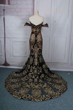 This replica of a couture evening gown from Pinterest can be customized in any way you need. Gold Black Wedding Dress, Gold Formal Dress Long, Black And Gold Ball Gown, Black And Gold Evening Gown, Gold And Black Gown, Gold Elegant Dress, Black Gold Gown, Hero Costume Ideas, Black Haute Couture