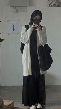 tentang kami yang berbeda. #fiksiremaja # Fiksi remaja # amreading # books # wattpad Hijabi Mode, Rok Outfit, Estilo Hijab, Style Tutorial, Hijab Style Casual