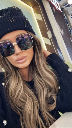 Tan Brunette, Hamptons Fashion, Snow Style, Chic Winter Outfits, Snow Fashion, Cozy Outfit, Mirrored Sunglasses Women, Blonde Hair Color, Angelina Jolie