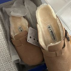 Birkenstock Clogs With Fur Inside. These Are So Comfy I Love Them But They Are Way Too Small For My Feet And I Lost The Receipt So I Can’t Return Them And They Don’t Have My Size To Exchange. Birkenstock Clogs With Fur, Birkenstock Clogs Aesthetic, Fluffy Birkenstock, Fuzzy Birks, Berken Stocks Shoes, Birkenstock Fur, Birkenstocks Aesthetic, Fuzzy Birkenstocks, Berkinstocks Outfit