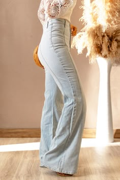 This pair of Sky Blue Light Wash Stitching Wide Leg Jeans showcases a classic style with its lack of pockets for a vintage aesthetic. Color: Sky Blue Size: (US 12-14)L (US 16-18)XL Jeans Material, Light Wash Jeans, Flared Jeans, High Jeans, Wide Leg Jeans, High Waist Jeans, Western Fashion, Bell Bottom Jeans, Flare Jeans