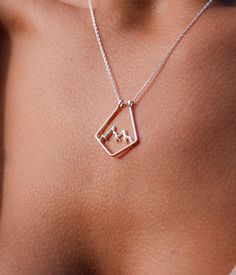 Safeguard your cherished rings with our Mountain 🏔️ Ring Holder Pendant Necklace, combining functionality with an elegant design. This stylish necklace features a beautiful scallop shell motif, providing a secure and sophisticated way to keep your rings close to your heart. Pendant height: 25mm  Pendant width: 21mm 3-9 US RING SIZE Premium Materials: Expertly crafted from high-quality 925 sterling silver over 14k gold plated or rhodium , ensuring durability and a radiant shine.  * Elegant Design: Features a scallop shell-inspired pendant with a secure ring holder, allowing you to attach and remove rings effortlessly.  * Versatile Style: Perfect for everyday wear or special occasions, adding a touch of elegance to any outfit.  * Adjustable Chain: Comes with an adjustable chain to ensure a Mountain Engagement Ring, Ring Holder Pendant, Mountain Ring, Coquille Saint Jacques, 9th Anniversary, Silver Engagement Ring, Pendant Necklace Silver, Mountain Engagement, Scallop Shell