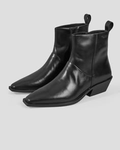 A timeless black boot for all occasions. Vagabond Shoes is based in Sweden and designed in-house. This shoe is made in Vietnam. – Heel height: 44 mm / Shaft height: 150 mm / Shaft width: 261 mm – Upper material: Leather / Lining material: Textile / Insole cover: Leather / Outsole: TPU [ lining is made from 100% recycled polyester and insole is made from chrome-free tanned leather. ] – Images via Vagabond Shoemakers