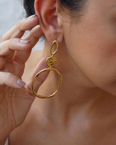 These are lovely large gold plated geometric CIRCLES earrings. They are impressive and they create a modern, sophisticated style. MEASUREMENTS AND SIZE 4 x 8.5mm / 0.157 x 0.334 in. MADE FROM These earrings are made from gold plated zamak. These earrings are thick, sturdy, and they don't bend. Nickel free and lead free. GIFTS OF LOVE All of our jewelry come gift wrapped with love, even if you purchase it for yourself. If this is a gift we can make it even more special. Just let us know with a co Large Statement Earrings, Minimal Boho, Earrings Minimal, Chunky Earrings, Hammered Earrings, Earrings Big, Gold Statement Earrings, Geometric Circle, Boho Gifts