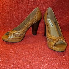 Vintage 90s American Eagle Tan Faux Leather Open Toe Pumps. Braided Detail Along The Sides. Faux Wood Stacked Heel. Never Worn. Factory Condition. Comes With Original Box. Price Is Firm. See Pictures For Exact Measurements And Condition. Listing B Payless Shoes, Faux Wood, Vintage Shoes, Stacked Heel, Shoes Women Heels, Open Toe, Vintage 90s, American Eagle, Original Box