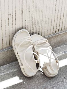 White Sandals Aesthetic, Cute White Platform Sandals, White Slip-on Sandals For Streetwear, Kawaii White Sandals For Summer, White Platform Slip-on Sandals, Socks And Sandals, Casual Chic Outfit, Sliders, Casual Chic