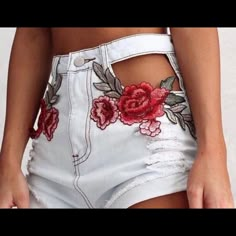 Rose Embroidered White High Waist Denim Shorts Small Waist Measures 24 Inches Medium Waist Measures 26 Inches Jeans Trend, Embroidered Denim Shorts, Casual Denim Shorts, Mode Tips, Mode Hippie, Rocker Girl, Embellished Shorts, Rock Outfit, Embellished Denim