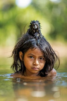 La petite fille et le singe Trik Fotografi, National Geographic Photos, People Of The World, Kids Portraits, 인물 사진, National Geographic, Beautiful Photo, Peru, Beautiful People