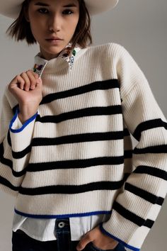 Q2 black striped jumper with blue stripe detail on the bottom Oversize Pullover, Pull Oversize, Stylish Sweaters, Oversized Pullover, Cool Vintage, Casual Elegance, Vintage Jeans, Large White, Casual Wardrobe