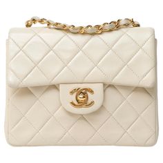 Borsa firmata Chanel, modello Timeless Mini Flap Vintage, realizzata in pelle liscia color crema con hardware dorati. Dotata di una patta con chiusura a girello logo CC, internamente rivestita in pelle liscia tono su tono, capiente per l’essenziale. Munita di una piccola tasca interna con chisura a zip e di una tracolla intrecciata in pelle e catena per indossare la borsa a spalla. Produzione anni 90′, si presenta in buone condizioni. ______________ _____________________ Chanel designer bag, Tim Classic White Bag With Cc Turnlock Closure, White Leather Shoulder Bag With Cc Turnlock Closure, Classic White Flap Bag, Classic White Double Flap Bag, White Double Flap Formal Bags, White Leather Double Flap Shoulder Bag, Classic Beige Double Flap Bags, Classic Leather Bag With Cc Turnlock Closure, Classic Bags With Cc Turnlock Closure For Shopping