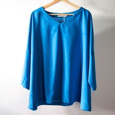 Beautiful V-Neck Top From Belle Zeke. 3/4 Length Dolman Style Sleeves. Bright Deep Blue Color. Missing Care & Fabric Tags. Otherwise, In Excellent Condition. No Other Flaws. I Believe The Fabric To Be Linen Or A Linen Blend. It Has The Knit Style And Nubbiness Of Linen (See Photos For Examples). Size 2x. Measurements Are Taken One Side, Laid Flat. Armpit To Armpit: 31.5" Waist: 30" Shoulder To Hem: 26.5" Blue V-neck Tunic For Spring, Blue Relaxed Fit V-neck Tunic, Oversized Blue Tunic For Spring, Blue Relaxed Fit Top With Half Sleeves, Blue Batwing Sleeve Blouse For Spring, Blue Summer Top With 3/4 Sleeves, Blue Batwing Sleeve Blouse For Summer, Blue Summer Blouse With Batwing Sleeves, Blue Top With 3/4 Sleeves For Summer