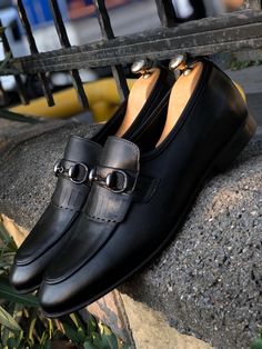 Production : AUTUMN - WİNTER 19 / 20 Products : Buckle detail with classic leather shoes black Shoes color : Black Shoes material : Calf-leather inner lining : calfskin liningshoes sole : %100 Leather Package included : Shoes Available size : 40-41-42-43-44 Formal For Men, Formals For Men, Black Kilt, Black Loafers Men, Black Shark, Classic Clothes, Bespoke Shoes, Code Black, Shoes And Sneakers