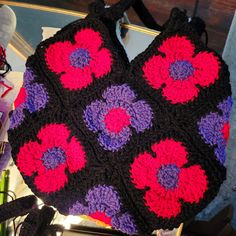 This boho Chic granny square purse is the perfect bag for the summer. With crochet being the number one trend for 2024, you will definitely need this gem with your wardrobe.   Handmade individual granny squares combined to create this beautiful bag.  Every bag has a liner!  So many colors to choose! Granny Square Purse, Square Purse, Handmade Purse, Crochet Boho, Le Crochet, Handmade Purses, Mode Design, Boho Crochet, Perfect Bag