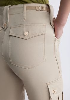 The high rise and pillar legs of our Jane pants are combined with casual cargo pockets to offer a casual look. They are sure to flatter virtually any shape and add an eye-catching edge to any ensemble. Pantalon Large, Short Tops, Casual Look, Sweater Hoodie, Straight Leg Jeans, Women's Pants, Wardrobe Essentials, The High, Casual Looks