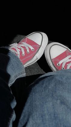 Vans Aesthetic Grunge, Old Converse Aesthetic, Tommyinnit Core, Red Converse Aesthetic, Old Converse, Vans Aesthetic, Cute Converse, Outfit Grunge