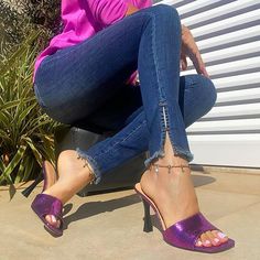 Sorriso de quem está contando cada segundo para a LIVE - dia 19 de Agosto às 21hs, com conteúdo exclusivo para você! Haha... será muito… Summer Mules With 4-inch Heel And Open Heel, Stiletto Heels Clogs & Mules, Pink Open-heel Mules For The Beach, Luxury Mules With 4-inch Open Heel, Stiletto Heels, Most Beautiful, Fashion Blogger, Heels