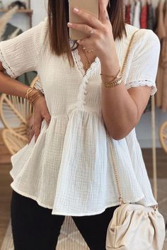 White Scalloped Trim Buttons Crinkled Peplum Top Chic Crinkle Texture Blouse For Day Out, Peplum Top Outfits Casual, Peplum Top Outfits, Peplum Design, Crinkled Fabric, Peplum Designs, Shift Pattern, White Fashion Casual, Peplum Tops