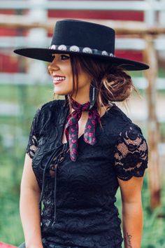 Tie Women Outfit, Womens Western Outfits, Cowboy Hat Hair, Western Cowgirl Outfits, Country Western Dresses, Cowboy Hats Women, Petticoat Junction, Boots Boho, Black Cowboy Hat