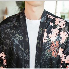 Veste Style Kimono Dragon Chinois Doté d'un design unique de veste de style kimono dragon chinois pour les amoureux de la rue avec une fabrication en coton, ce qui le rend tendance et à la mode. Cette veste imprimée streetwear hip-hop cool montrera votre sens de la mode. Ce pull à capuche hip hop moderne est parfait pour les hommes ou les femmes. Avec des lignes épurées et des couleurs vives, cette veste cool à la mode décontractée est parfaite pour afficher vos tatouages. Veste style kimono dra Tattoos Chinese Dragon, Tattoos Chinese, Dragon Kimono, Kimono Dragon, Moda Kimono, Dragon Chino, Kimono Style Jacket, Mode Kimono, Printed Jacket