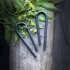 These blackened copper ear weights feature carvings around the hanging area. The patina has been polished away only to highlight the carved lines and dents. Each ear hanger weighs approximately 32 grams  (1.13 oz.) and are about 3.5 inches in length. They will fit an ear lobe stretched to 4g (5mm) or larger. Since this jewelry is handmade, each piece is unique! Blackened copper may fade to a natural raw copper color over time, to avoid this from happening do not wear your copper jewelry in water, to sleep or during strenuous physical activity. Also, please avoid direct contact with perfumes, hairspray, essential oils, etc. Please be aware that depending on the screen's display settings, item's actual color and tone may look slightly different. These are made to order. Please allow 7-14 bus Stretched Ear Lobes, Dark Jewelry, Ear Hangers, Ear Weights, Witchy Jewelry, Jewelry Statement, Ear Plugs, Copper Color, Copper Jewelry