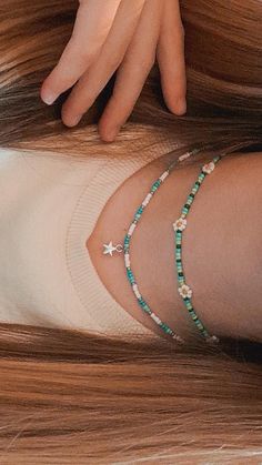 How To Make Chokers With Beads, Bracelet Combinations Aesthetic, Selling Beaded Jewelry, Aesthetic Bead Necklace Ideas, Choker Ideas Beaded, Seed Bead Jewelry Aesthetic, Aesthetic Seed Bead Necklace, Choker Bead Necklace, Seed Bead Necklace With Charm