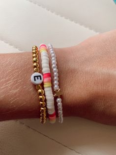 White Stackable Friendship Bracelets For Summer, Personalized Gold Friendship Bracelets For Beach, Trendy Stackable Summer Bracelets, Summer Gold Beaded Bracelets With Letter Beads, Personalized Bracelets For Everyday Summer Wear, Summer Gold Bracelets With Letter Beads, Casual Gold Bracelets For Summer, Summer Gold Bracelet With Letter Beads, Casual Gold Summer Bracelets