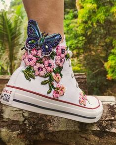 Upcycle Shoes, Shoe Embroidery, Shoes Butterfly, Shoe Makeover, Beaded Shoes, Mode Kimono, Embellished Shoes, Embroidery Shoes, Embroidered Shoes