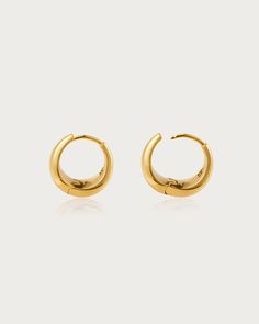 Materiales: Latón chapado en oro de 18k 
 Medidas: 17 mm/0,67" de diámetro, 17 mm/0,67" de ancho. 14k Gold-filled Yellow Gold Plated Earrings, Minimalist Gold-plated Earrings With Polished Finish, Tarnish Resistant Gold Plated Earrings For Everyday, Minimalist Gold Plated Earrings With Polished Finish, Everyday Tarnish-resistant Gold Plated Earrings, Gold Tarnish-resistant Dangle Cartilage Earrings, Gold Tarnish-resistant Drop Cartilage Earrings, Brass Drop Earrings With Polished Finish, Polished Brass Drop Earrings