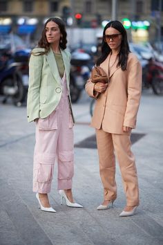 Milan Fashion Week street style February 2019: Erika Boldrin and Evangelie in pastel suiting and pumps Erika Boldrin, Mode Pastel, Outfit Office, Milan Fashion Week Street Style, Womens Fashion Casual Spring, Office Outfit, Colour Blocking, Milan Fashion Weeks