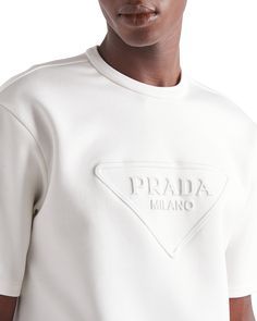 Boxy-Schnitt Kurze Ärmel Gerippt Gerader Saum Geprägtes Logo Länge: 72 cm. Größe: M Sportswear Details, Prada Shirt, Prada Tshirt, Boys Fits, Prada Collection, Gold Shirt, 3d Logo, White Noise, Prada Men