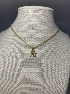 18k goldgefüllter NY Yankees Anhänger an 18k goldgefüllter Kette. Charm Größe: 15x10mm **PFLEGEHINWEISE** Halten Sie Ihre Kette trocken. Vermeiden Sie das Schwimmen. Tragen Sie Make-up, Haarspray oder Lotionen auf, bevor Sie Schmuck anziehen. Vorsichtig mit einem Poliertuch abwischen, um Hautöle, Make-up usw Verwenden Sie keine scheuernden Chemikalien oder Produkte zum Reinigen. Verwende warmes Seifenwasser. Halten Sie Ihren goldgefüllten Schmuck so trocken wie möglich und fern von lästiger Feuc Yankees Necklace, Turtle Necklace, Ny Yankees