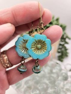 Gorgeous Czech glass Turquoise Hawaiian flower bead earrings.  Real genuine glass earrings.  Statement earrings.  Latch back earring wires in antique bronze.  Hypoallergenic.  Ships on an earring card with a plastic protective cover. Flower Bead Earrings, Czech Beads Jewelry, Antique Bronze Jewelry, Creative Earrings, Beading Earrings, Earrings Real, Earrings To Make, Hawaiian Flower, Turquoise Drop Earrings