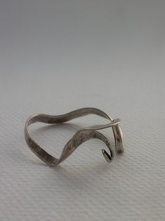 925 Silver ring. Handmade on silver from recycled material. Signed: Ló. Ring Elegant, Organic Rings, Ring Minimalist, Minimalist Ring, 925 Silver Ring, Boho Ring, Minimalist Rings, Boho Rings, 925 Silver Rings