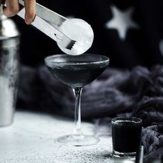 The Full Moontini is a sparkly, tropical flavored black Halloween cocktail recipe made with infused liquor that's delicious all year long. Halloween cocktails | Halloween drinks | Black cocktails | halloween cocktail recipes | charcoal infused | mocktail Black Theme Party, Halloween Alcohol, Strong Cocktails, Pitcher Cocktails, Flavoured Gin, Infused Gin, Gaming Party, Halloween Cocktail, Vegan Drinks