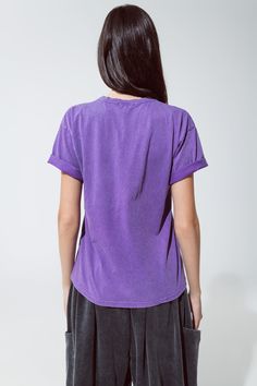 Our Chic Purple Los Angeles Print T-Shirt is the perfect blend of comfort and urban style, making it a versatile addition to your casual wear collection. Vibrant Purple Hue with Bold Print: This T-shirt comes in an eye-catching purple color, complemented by a prominent Los Angeles print on the front, perfect for those who love to make a statement. Premium Quality 100% Cotton: Made entirely from cotton, this T-shirt offers both breathability and durability, ensuring comfort for all-day wear. Rela T Shirt Collar, Los Angeles Print, Shirt Casual Style, Purple T Shirts, Vibrant Purple, Purple Hues, Urban Style, Look Casual, Casual Wardrobe