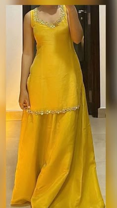 Haldi Outfit Ideas Simple, Yellow Salwar Suit For Haldi, Yellow Kurti Design For Haldi, Haldi Suit, Outfit For Haldi, Dress For Haldi Function, Saree Reuse Ideas, Haldi Dress Ideas, Yellow Sharara