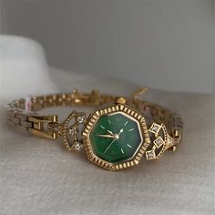 Vintage Style Emerald Green Dial Gold Bracelet Watch - Chic Watches with Affordable Price Vintage Looking Jewelry, Green And Gold Watch, Antique Watches Vintage, Vintage Gold Watch Women’s, Vintage Watches Women Classy, Dainty Watches For Women, Vintage Jewellery Aesthetic, Gold And Green Jewelry, Gold Watch Aesthetic