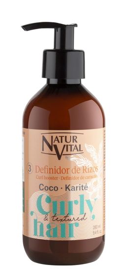 PRICES MAY VARY. DEFINIDOR DE RIZOS CURLY & TEXTURED HAIR: Crema definidora con aceite de Coco y manteca de Karité para el peinado de ondas y rizos naturales o tratados. BENEFICIOS: Define los rizos mientras los hidrata. Reduce el encrespamiento y da brillo y volumen. MODO DE EMPLEO: Aplicar con las manos sobre el cabello humedecido. Repartir el producto a lo largo del cabello. Dar forma a los rizos con los dedos. No enjuagar. Secar con difusor o al aire libre. RUTINA 3 PASOS CURLY: 1. Lavar con un champú suave y sin sulfatos. 2. Nutrir y proteger con la mascarilla curly. 3. Definir y dar forma a los rizos con el curl booster Curly Textured Hair, Cosmetica Natural, Manicure Y Pedicure, Textured Hair, Karate, Coco, Nature