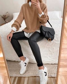 Black Leggings Outfits that You Need to Try - The Catalog Every Day Shoes Women, Relaxed Womens Outfits, Fall Work Casual Outfits Women, Womens Style 2024, Everyday Winter Outfit Ideas, Fall Dinner Outfit Casual, Zara Women Outfits, Zara Inspired Outfits, Popular Fall Outfits