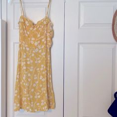 Brand New. Never Worn. Tags Still On. Yellow Floral Sundress. Size M. Yellow Sleeveless Midi Dress For Daytime, Yellow Sundress For Spring, Yellow Flowy Midi Sundress, Flowy Yellow Midi Sundress, Flowy Yellow Midi Length Sundress, Yellow Floral Print Sundress, Yellow Midi Length Sundress, Yellow Midi Sundress For Daytime, Yellow Sundress For Brunch