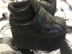 Vintage 90s BUFFALO tower 10cm high black platform techno rave shoes US6 UK3,5 EU36 Condition:Very good vintage Rare to find these with velcro straps instead of laces. Buffalo Shoes, Rave Shoes, Techno Rave, 90s Rave, Rock Chic, Black Platform, Velcro Straps, Shoes Trainers, Biker Boot