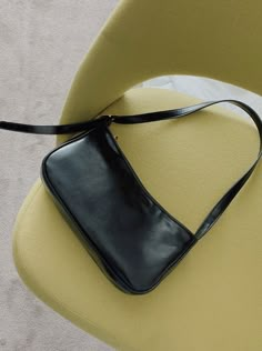 Baguette Bag Street Style, Purse Aesthetic, Shoulder Bag Outfit, Green Shoulder Bag, Photography Bags, Black Leather Purse, Baguette Bag, Black Shoulder Bag, Black Purses