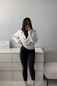 Grey Leggings Outfit Casual, Cute Cosy Outfits, Grey Leggings Outfit Winter, Socks Over Leggings Outfit, Vanilla Outfits, Grey Leggings Outfit, Looks Hip Hop, Look Legging, Aesthetic Gym