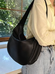 Trendy Shoulder Bags, 2024 Bags, Minimalist Purse, Inch Bag, Over The Shoulder Bag, Chique Outfit, Bags 2024, Trendy Bags, Look Jean