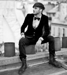 bowtie and combat boots. I reallllyyy like this hair cut, too. Indie Boy, Mens Fashion Smart, Hipster Mens Fashion, Hipster Outfits, Looking Dapper, Classy Casual, Mens Bow Ties, Hipster Fashion