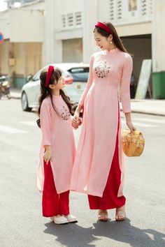 A pretty and stylish pastel pink set of the Vietnamese Traditional Clothes. The design is so unique because of its split hem at the front. There are 4 layers of hem which are 2 at the front and 2 at the back. A pastel pink matching pant is included. Style: Traditional and Modern mixed, 3/4 Sleeves, Round neck, Front Vent, 2 layers  Materials: Tencel Lyocell, Silk, Non-stretchable  This is Asian size which runs 1 size smaller than the US women's sizes. Please prefer to the size chart. Baby Girls Dresses, Pink Set, Traditional Clothes, Kid's Fashion, Split Hem, Fashion Sewing, Traditional Outfits, Pastel Pink