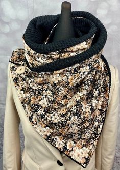 Cuddly warm and super chic - I love this fabric Chunky knit black or peach meets beautiful floral pattern in organic cotton jersey: One loop, two ways to wear it...whether on a blazer or a denim jacket. You can wear the loop on both sides and it will make your look a real eye-catcher. It is looped around the neck twice. The wrap scarf looks like a triangular scarf. It is wonderfully soft and cozy and can also be worn on both sides. The scarf is also wrapped around the neck twice and closed with Button Scarf, Diy Scarf, Triangle Scarf, Loop Scarf, Wrap Scarf, Sewing Projects For Beginners, Chic Me, Homemade Gifts, Chunky Knit